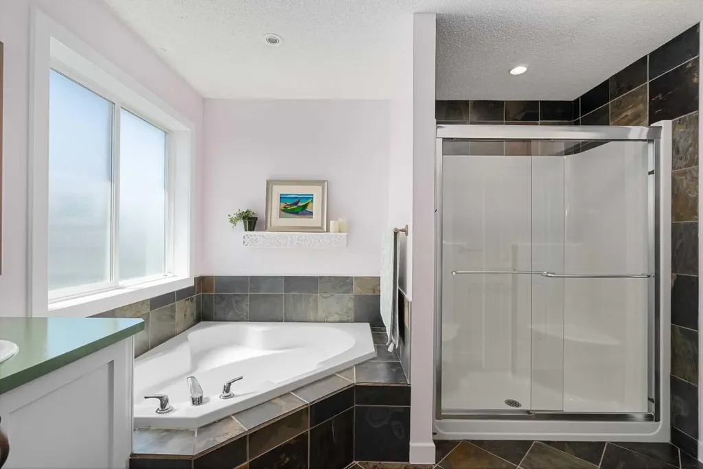 438 Luxstone Green SW Airdrie AB T4B 0A5