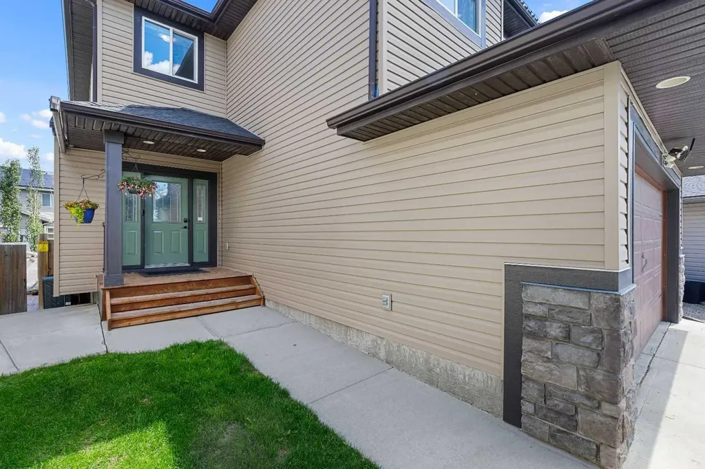 438 Luxstone Green SW Airdrie AB T4B 0A5