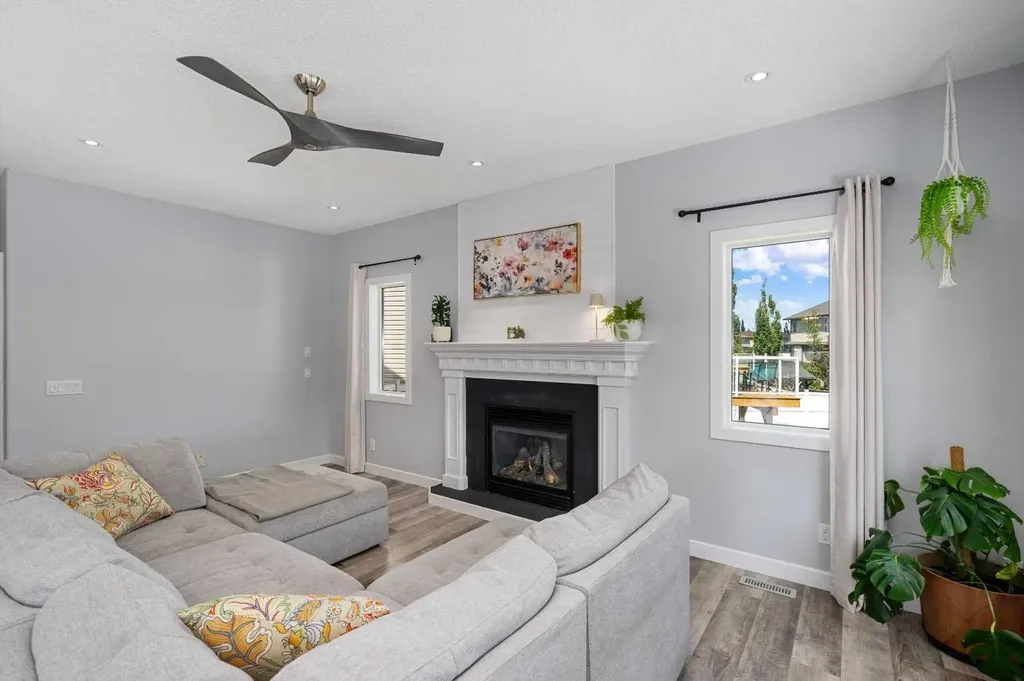 438 Luxstone Green SW Airdrie AB T4B 0A5