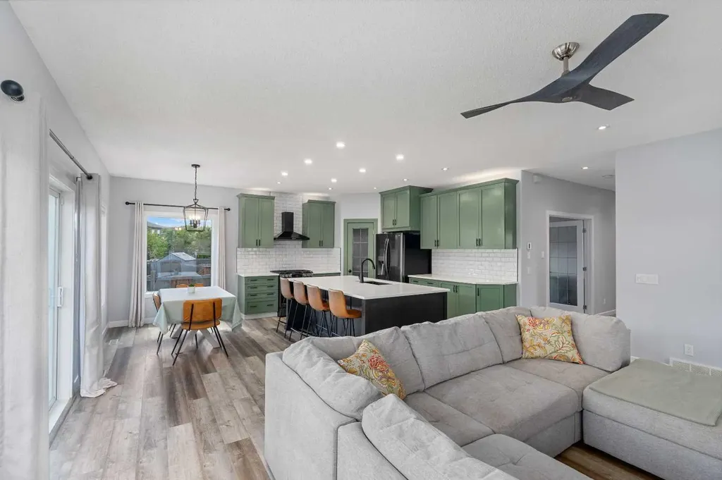 438 Luxstone Green SW Airdrie AB T4B 0A5