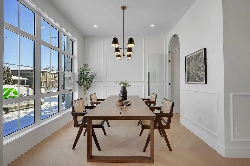 2823 30 Street SW Calgary AB T3E 2M4
