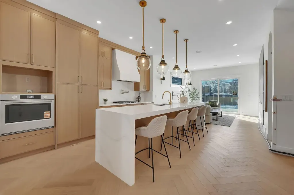 2823 30 Street SW Calgary AB T3E 2M4