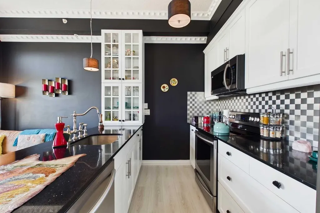 2 Hemlock Crescent SW Calgary AB T3C 2Z1