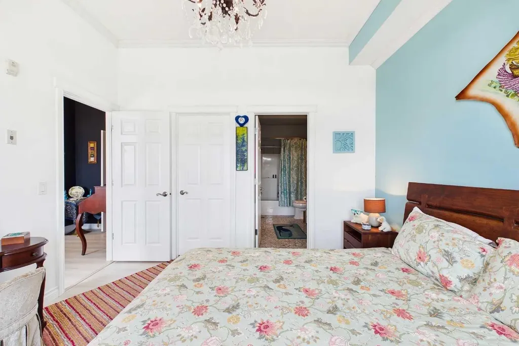 2 Hemlock Crescent SW Calgary AB T3C 2Z1