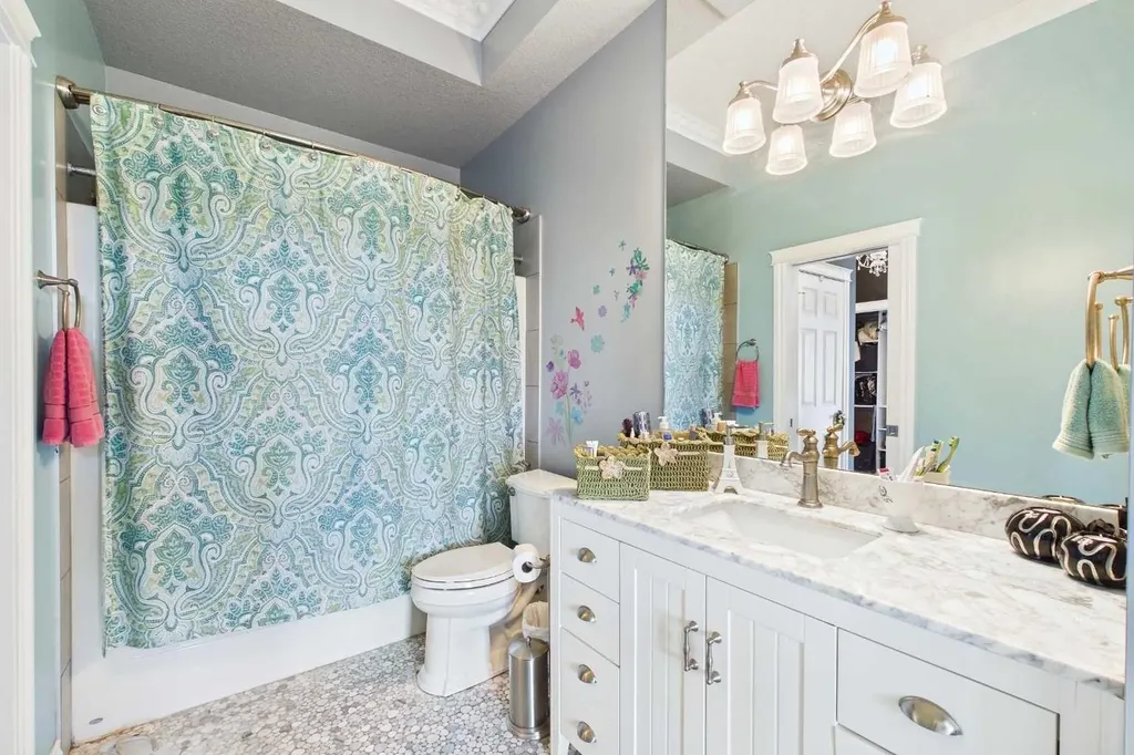 2 Hemlock Crescent SW Calgary AB T3C 2Z1