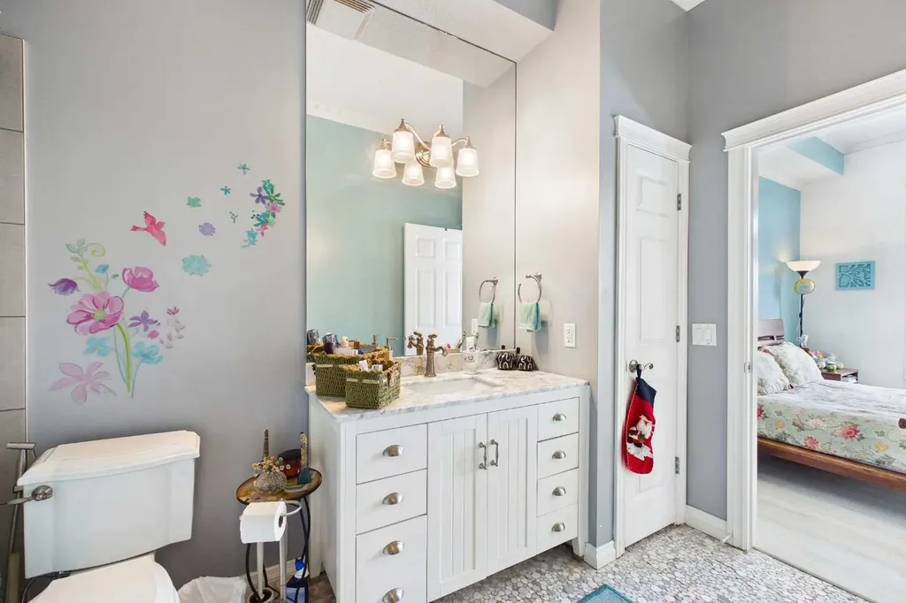 2 Hemlock Crescent SW Calgary AB T3C 2Z1