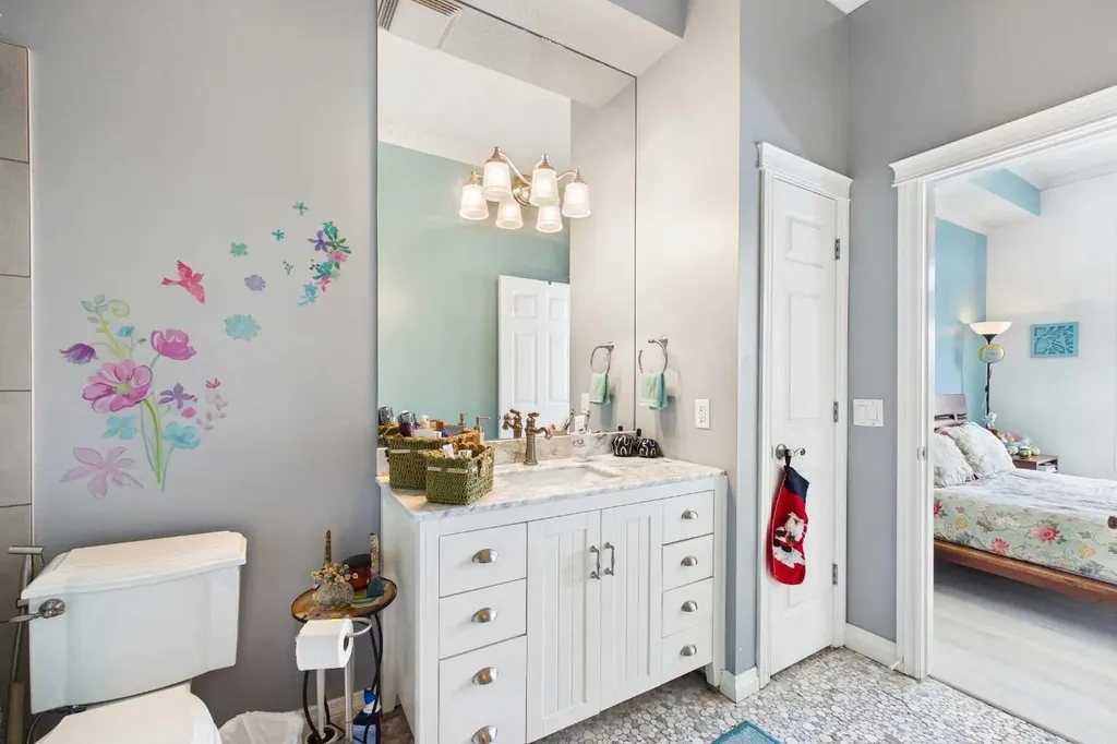 2 Hemlock Crescent SW Calgary AB T3C 2Z1