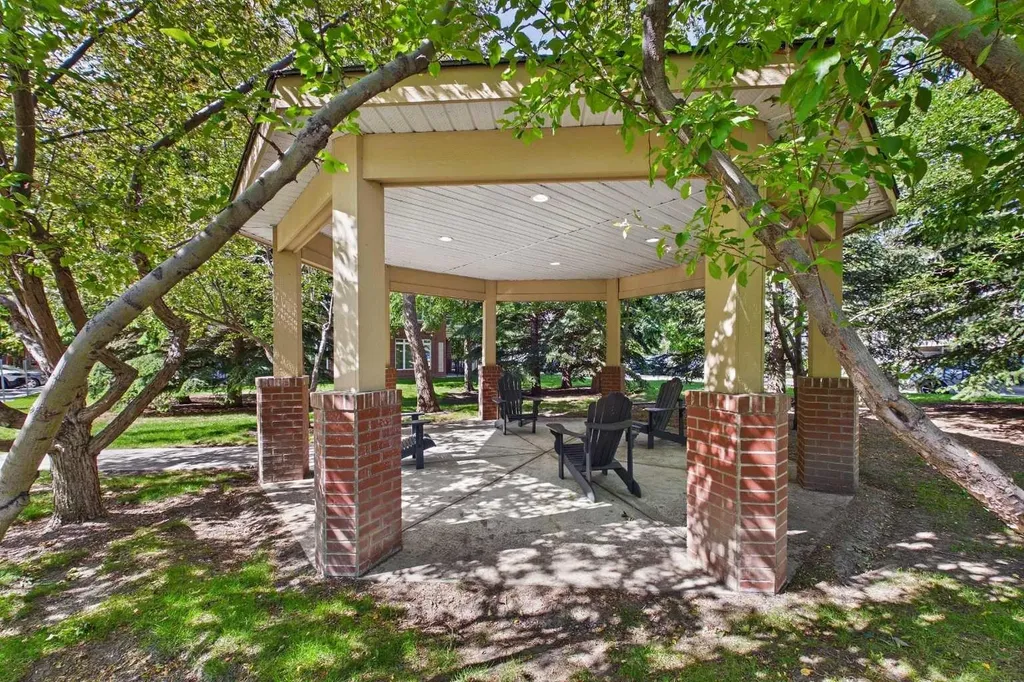 2 Hemlock Crescent SW Calgary AB T3C 2Z1