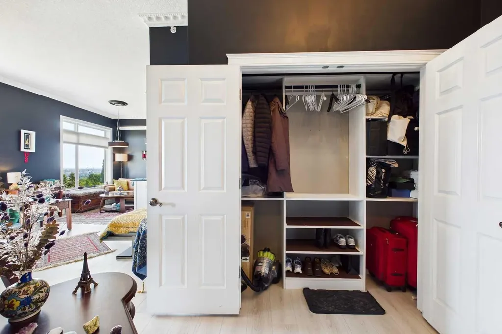 2 Hemlock Crescent SW Calgary AB T3C 2Z1