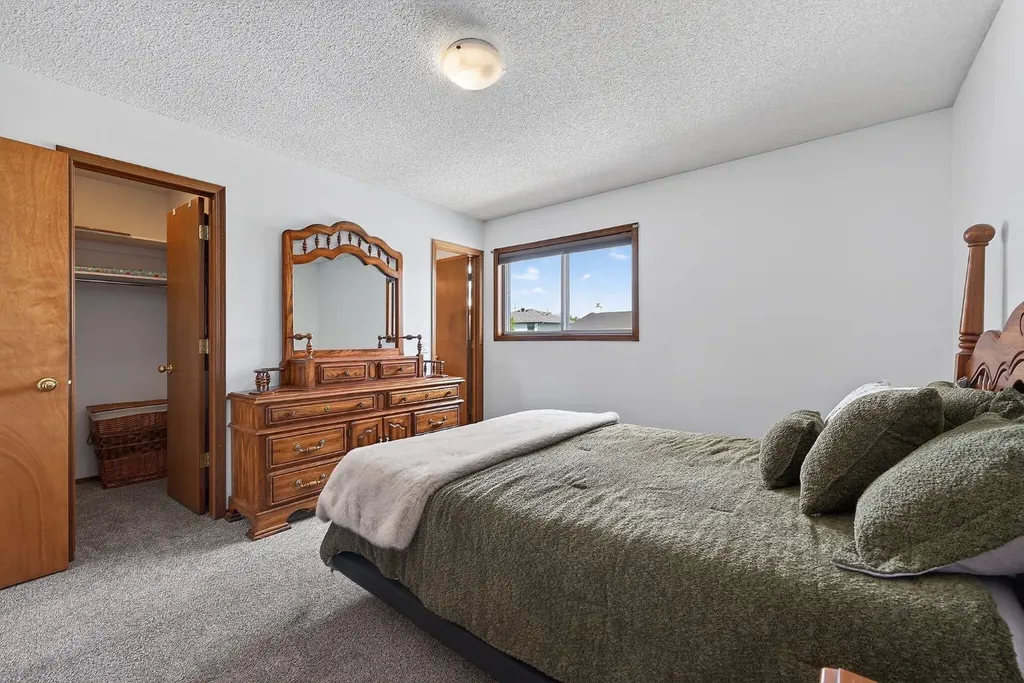 70 Pasadena Gardens NE Calgary AB T1Y 6M8