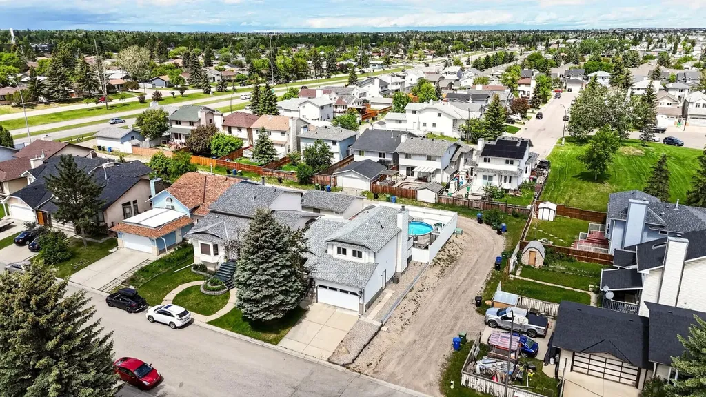 70 Pasadena Gardens NE Calgary AB T1Y 6M8