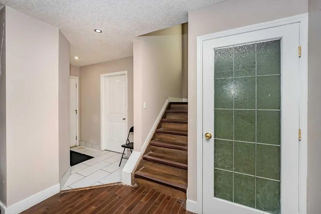 4 Del Ray Crescent NE Calgary AB T1Y 6V8