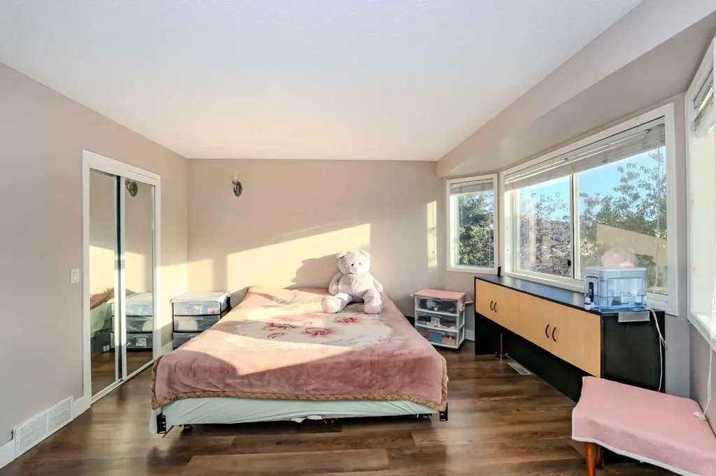 4 Del Ray Crescent NE Calgary AB T1Y 6V8