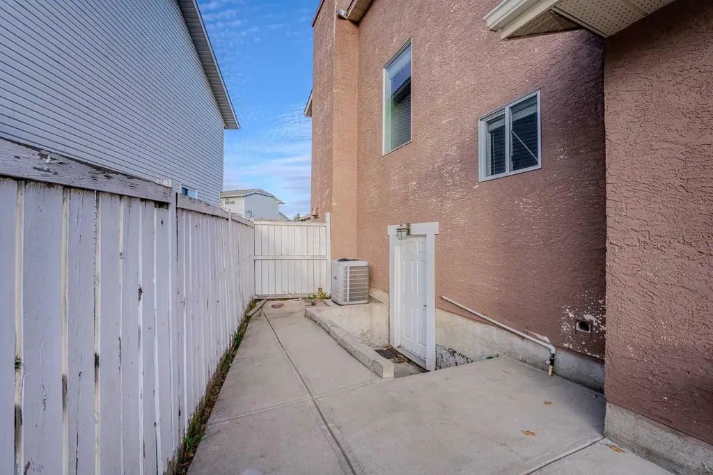 4 Del Ray Crescent NE Calgary AB T1Y 6V8