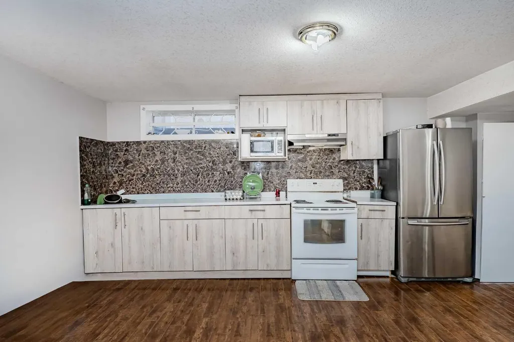 4 Del Ray Crescent NE Calgary AB T1Y 6V8
