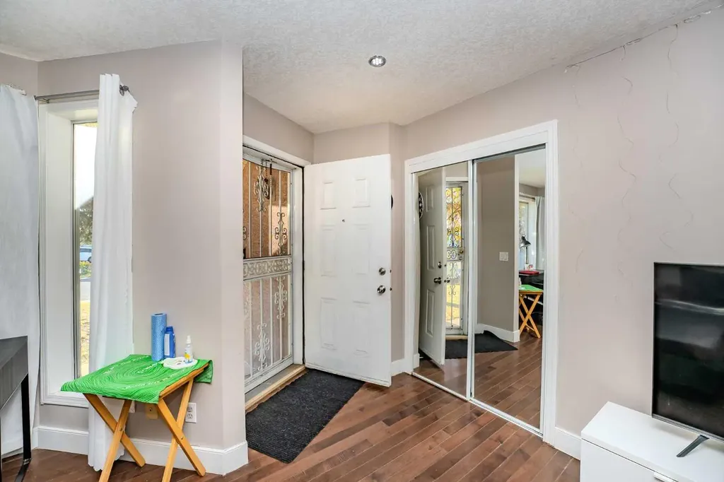 4 Del Ray Crescent NE Calgary AB T1Y 6V8