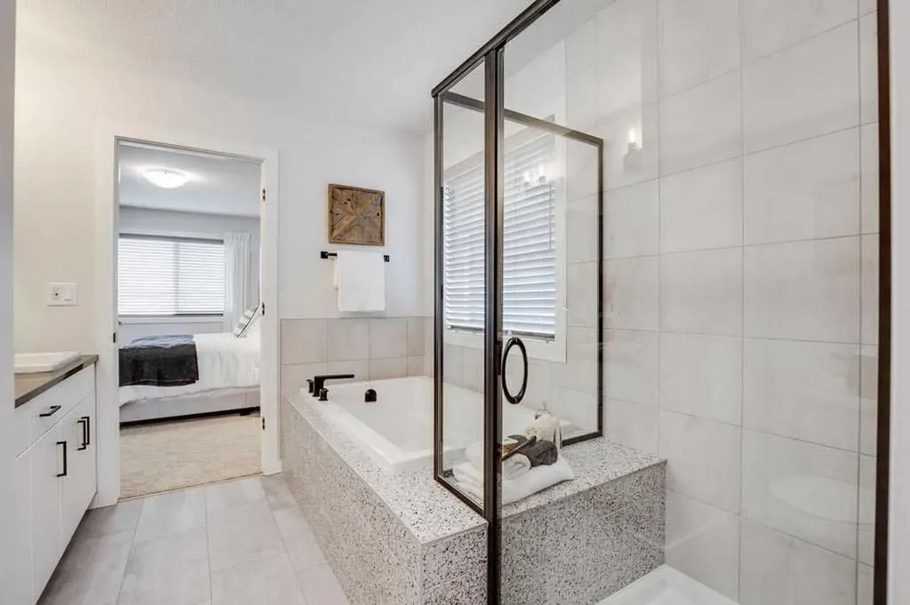 102 Rochester Crescent NW Calgary AB T3L 0J6