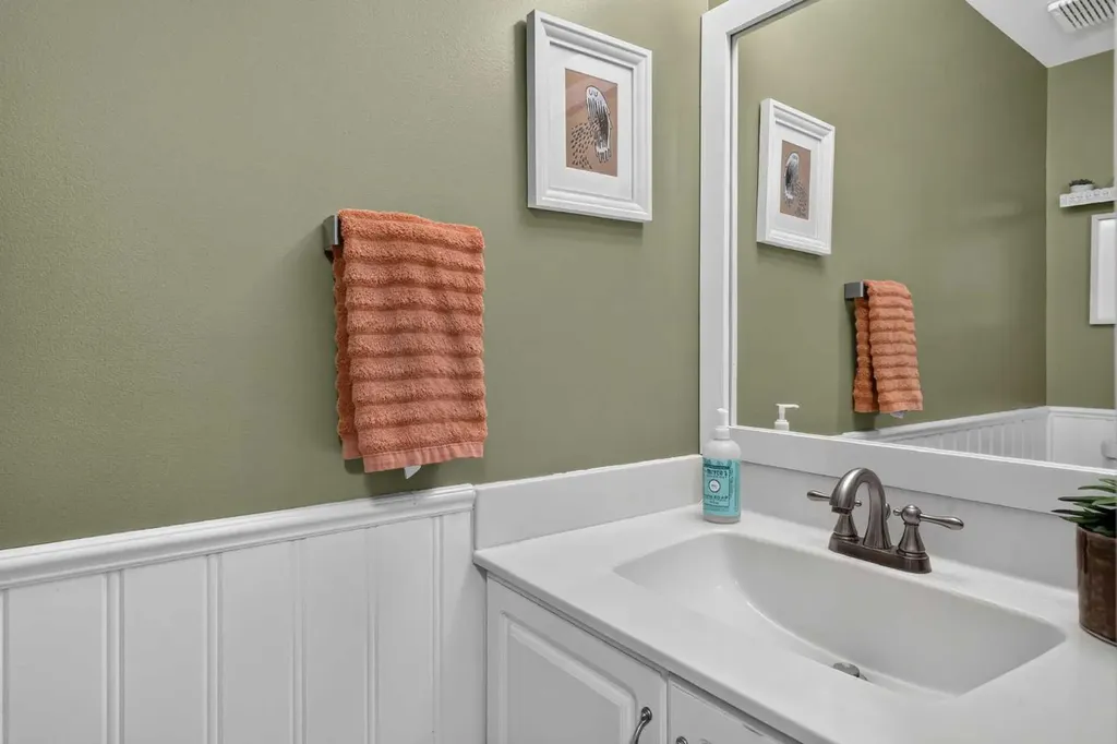 624 Regal Park NE Calgary AB T3E 0S6