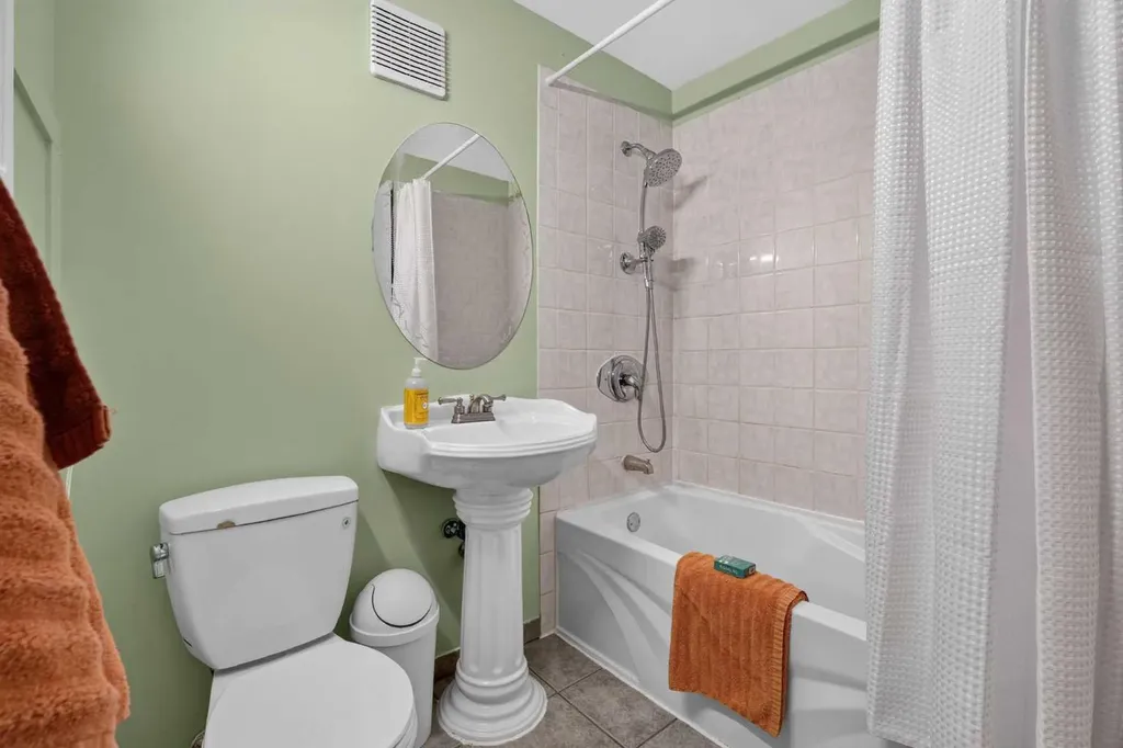624 Regal Park NE Calgary AB T3E 0S6