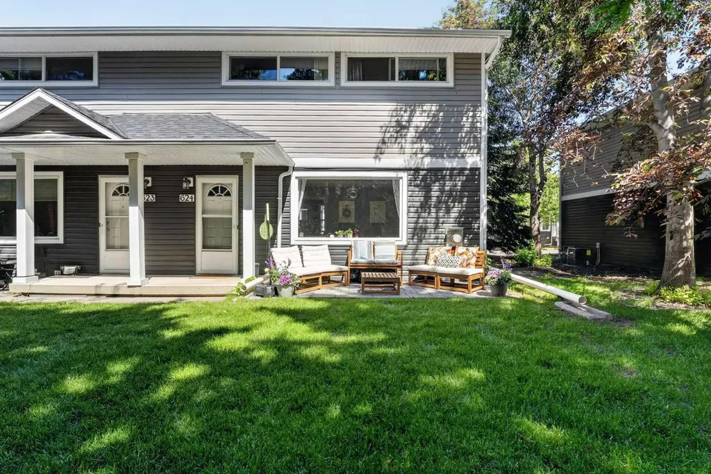 624 Regal Park NE Calgary AB T3E 0S6