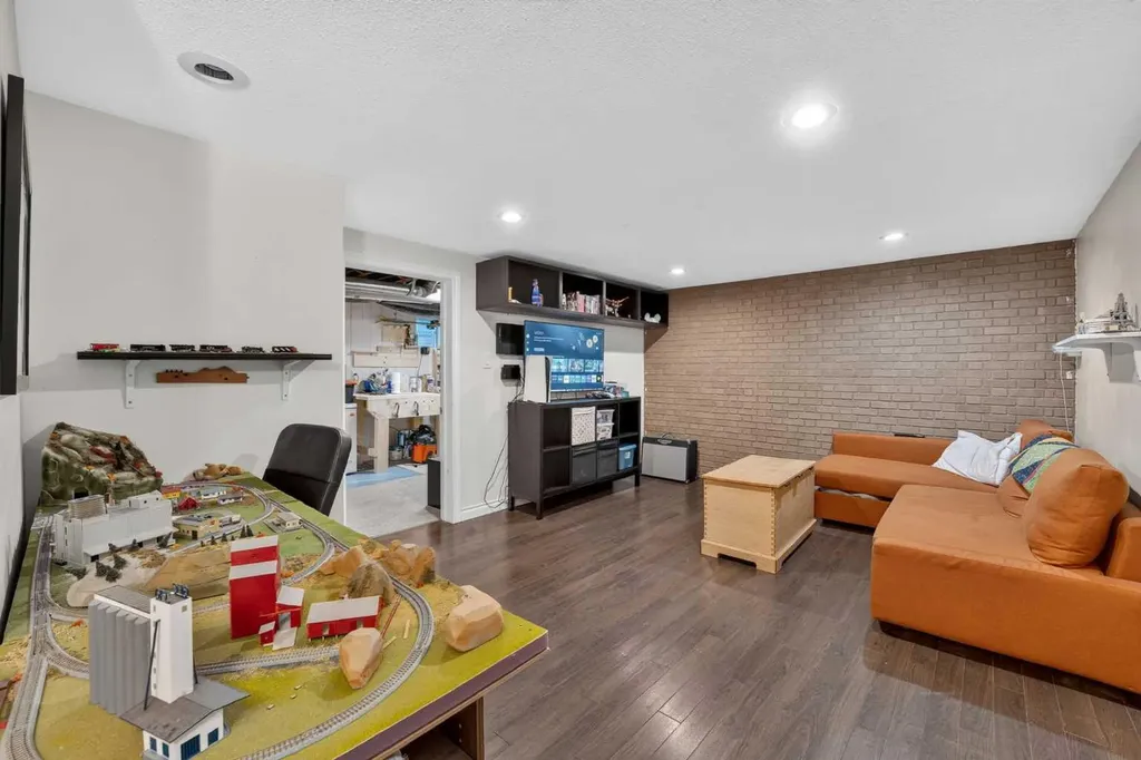 624 Regal Park NE Calgary AB T3E 0S6