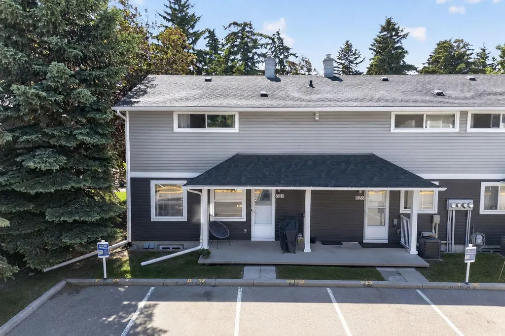 624 Regal Park NE Calgary AB T3E 0S6