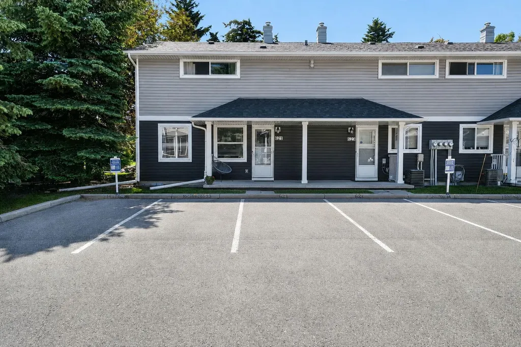 624 Regal Park NE Calgary AB T3E 0S6