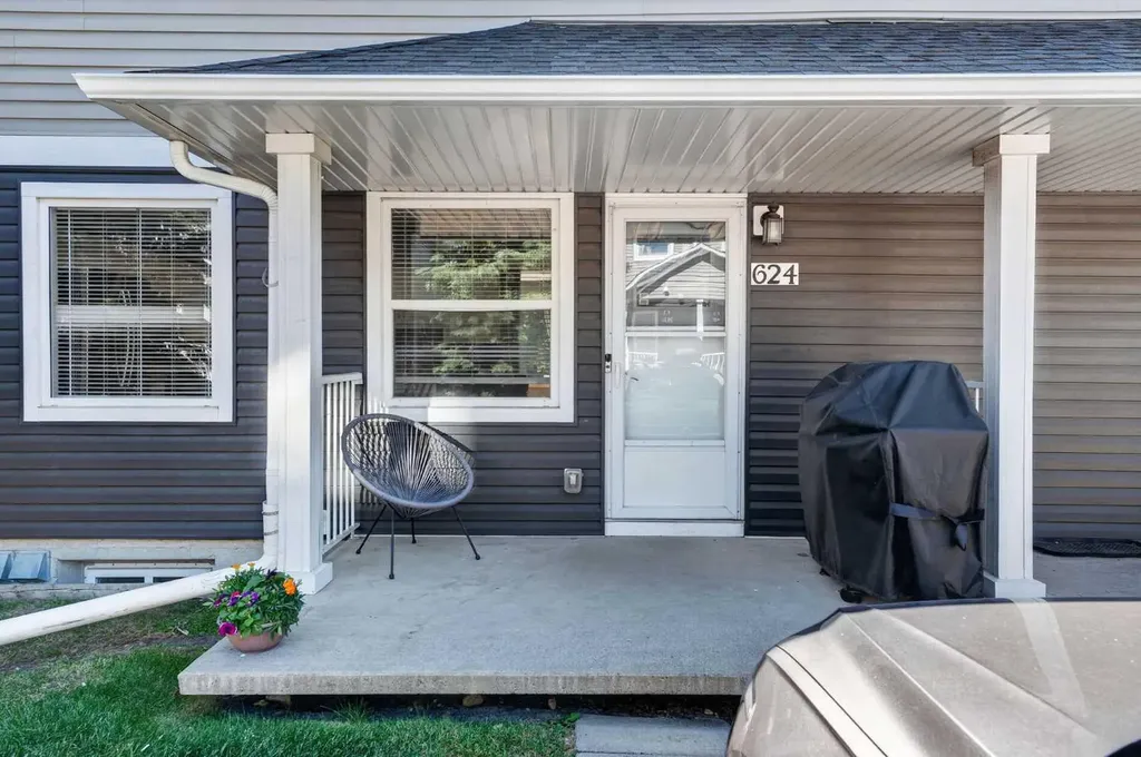 624 Regal Park NE Calgary AB T3E 0S6