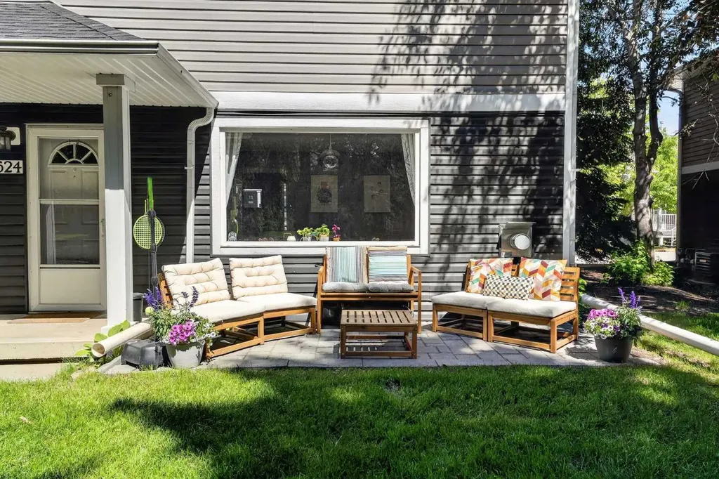 624 Regal Park NE Calgary AB T3E 0S6