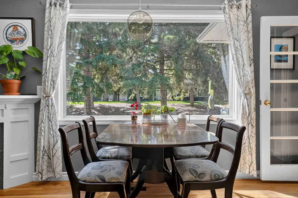 624 Regal Park NE Calgary AB T3E 0S6