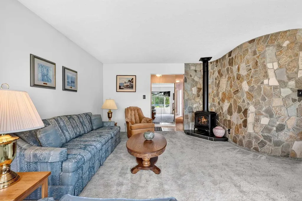 3227 Collingwood Drive NW Calgary AB T2L 0R7