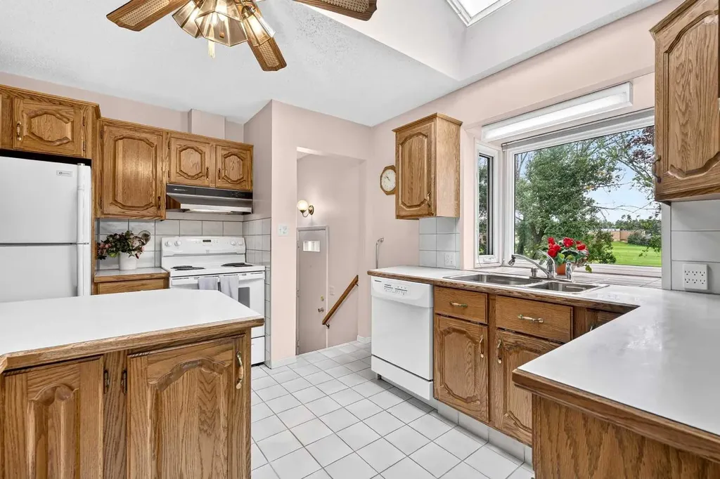 3227 Collingwood Drive NW Calgary AB T2L 0R7