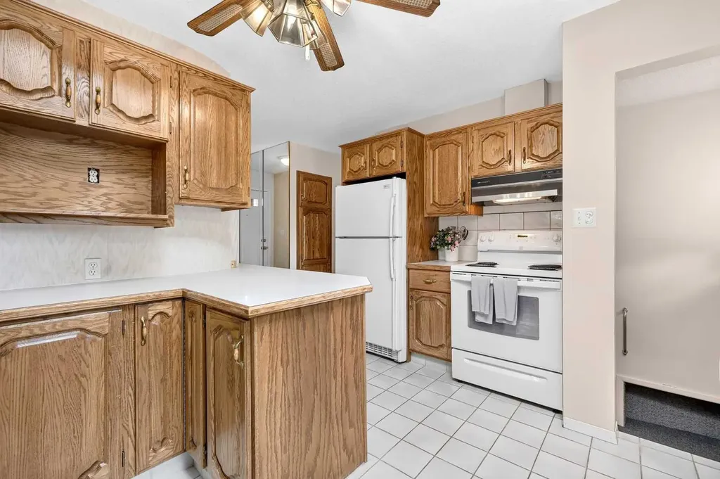 3227 Collingwood Drive NW Calgary AB T2L 0R7