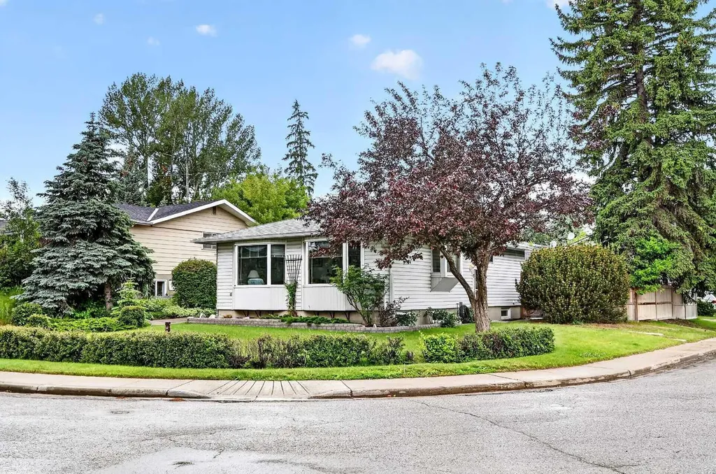 3227 Collingwood Drive NW Calgary AB T2L 0R7