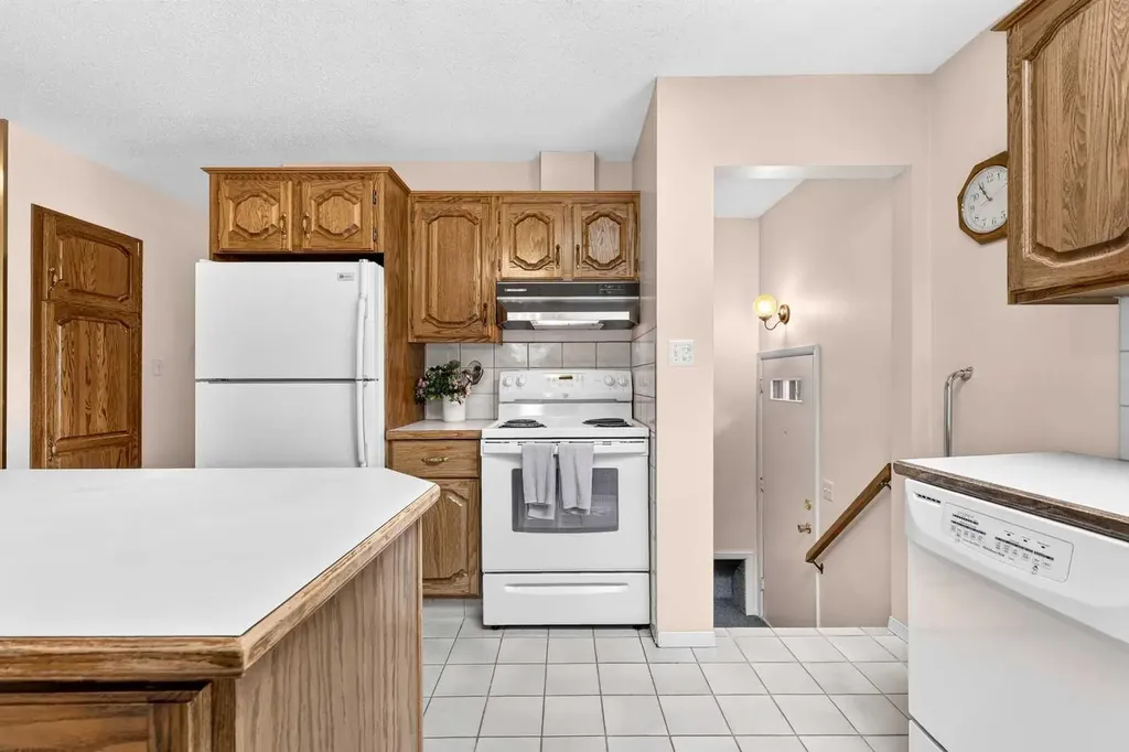 3227 Collingwood Drive NW Calgary AB T2L 0R7