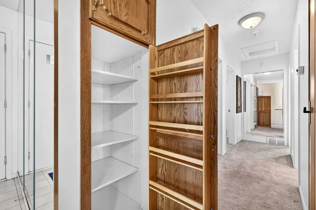 3227 Collingwood Drive NW Calgary AB T2L 0R7