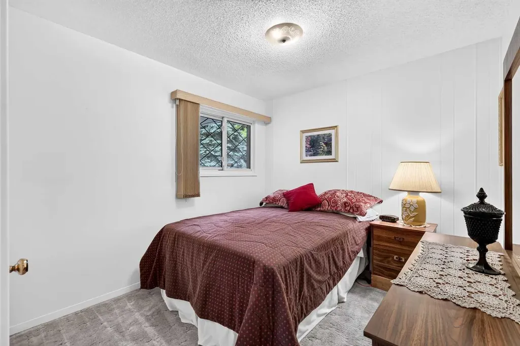 3227 Collingwood Drive NW Calgary AB T2L 0R7