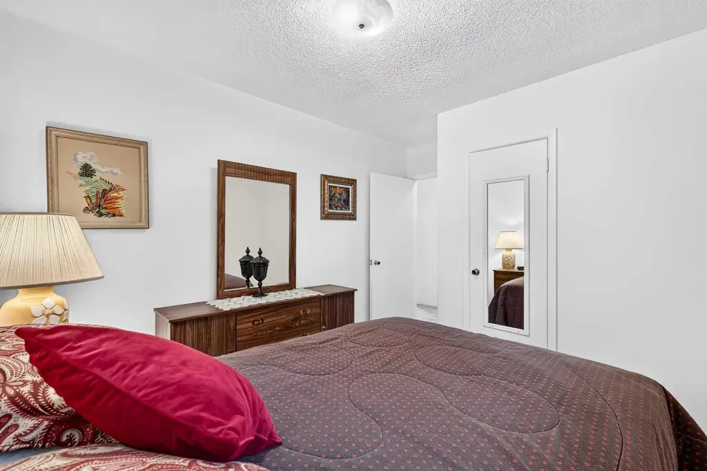 3227 Collingwood Drive NW Calgary AB T2L 0R7