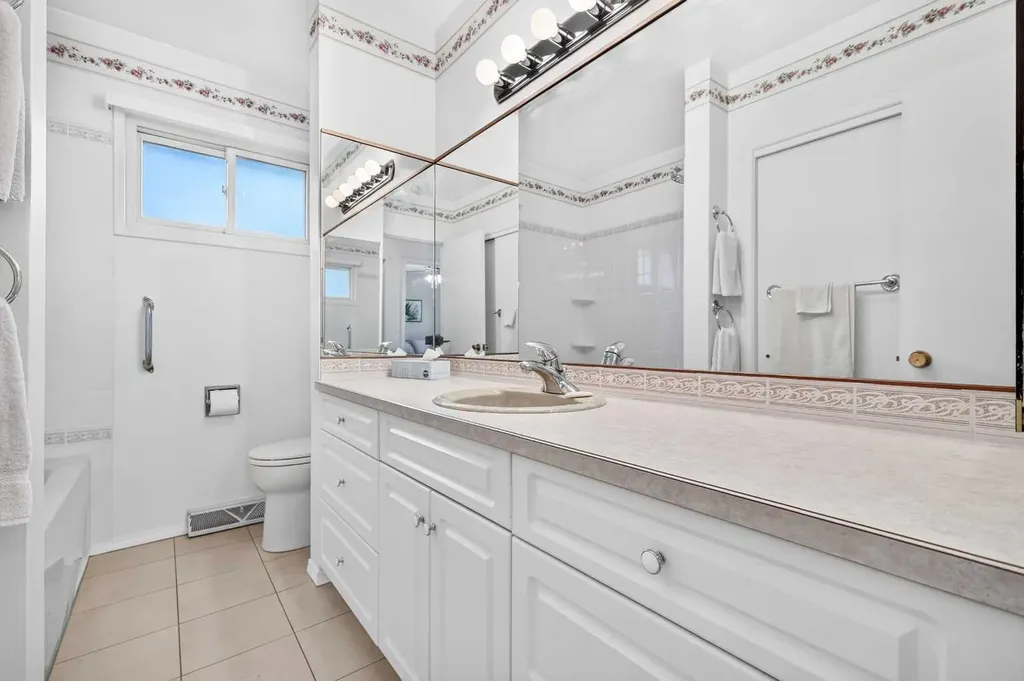 3227 Collingwood Drive NW Calgary AB T2L 0R7