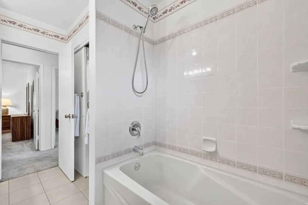 3227 Collingwood Drive NW Calgary AB T2L 0R7