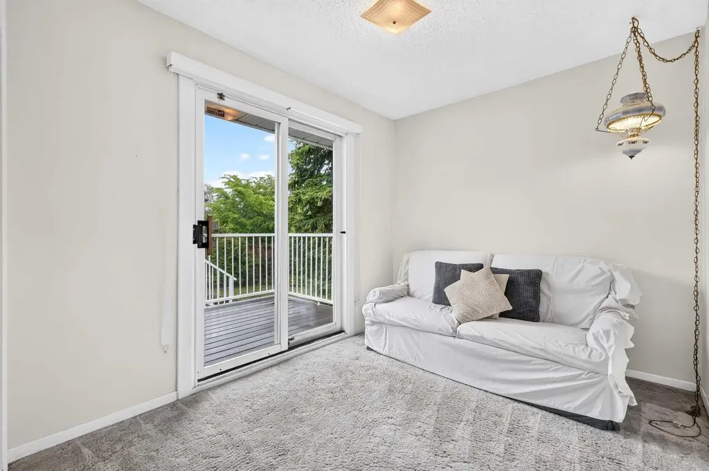 3227 Collingwood Drive NW Calgary AB T2L 0R7