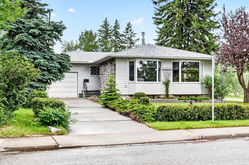 3227 Collingwood Drive NW Calgary AB T2L 0R7