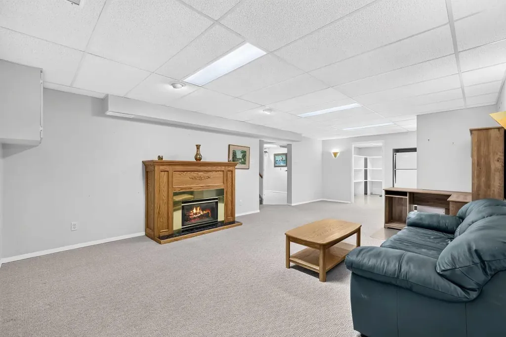 3227 Collingwood Drive NW Calgary AB T2L 0R7