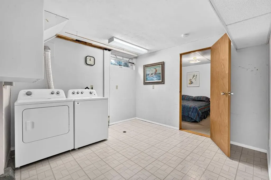3227 Collingwood Drive NW Calgary AB T2L 0R7
