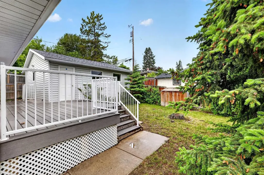 3227 Collingwood Drive NW Calgary AB T2L 0R7