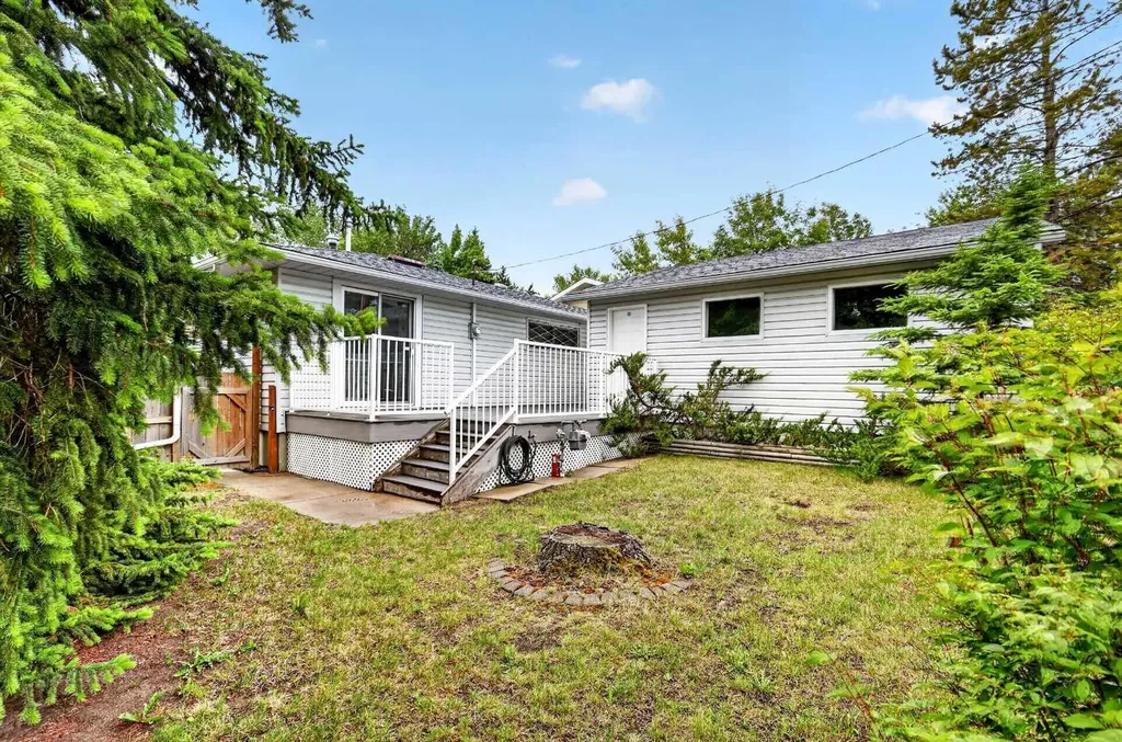 3227 Collingwood Drive NW Calgary AB T2L 0R7