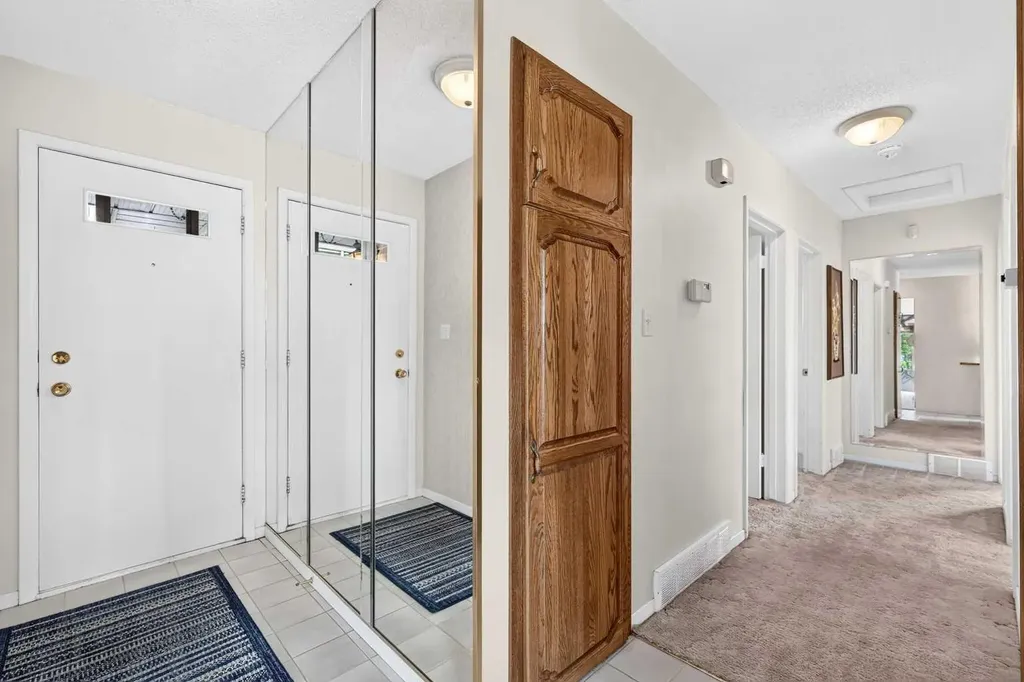 3227 Collingwood Drive NW Calgary AB T2L 0R7
