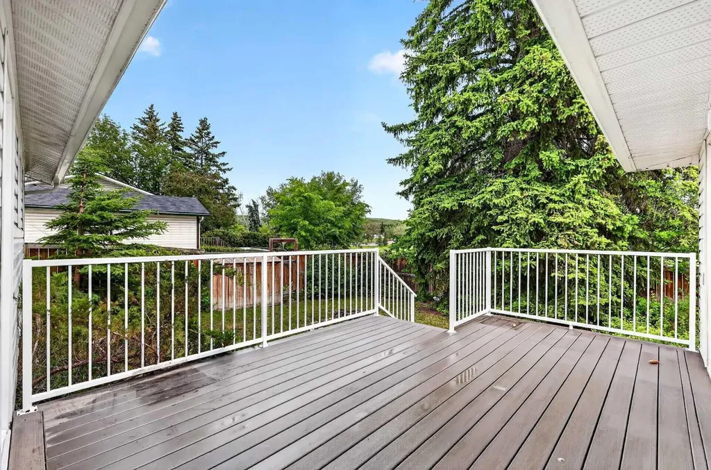 3227 Collingwood Drive NW Calgary AB T2L 0R7
