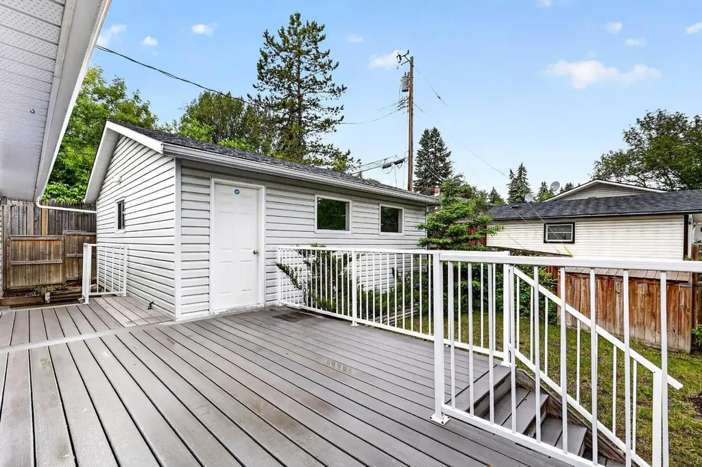 3227 Collingwood Drive NW Calgary AB T2L 0R7