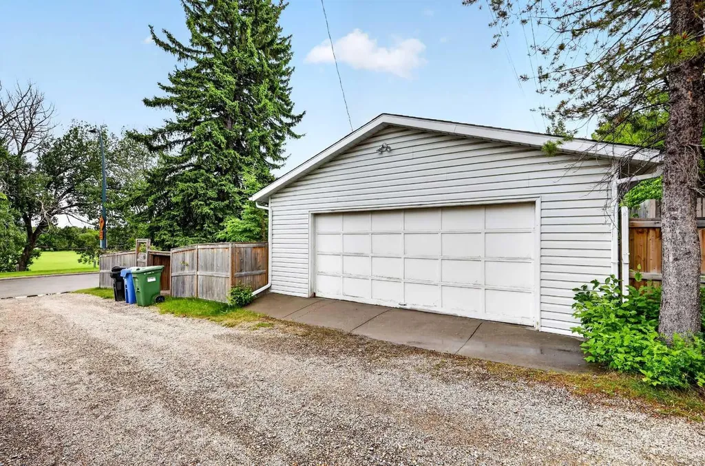 3227 Collingwood Drive NW Calgary AB T2L 0R7